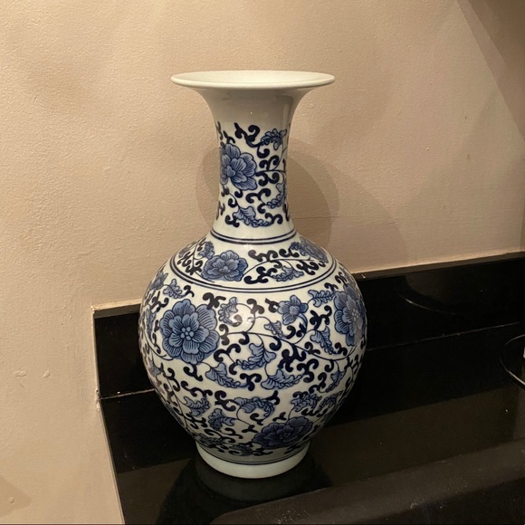 Other - Blue & white vase small neck round base Other - Blue & white vase small neck round base